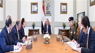 الرئيس السيسي يجتمع مع رئيس الوزراء ووزراء الدفاع والخارجية والموارد المائية والري ورئيس المخابرات العامة