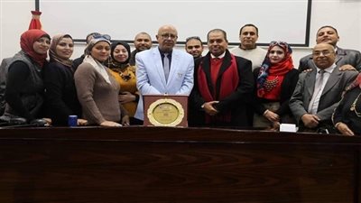 صحة السويس تكرم وكيل وزارة الصحة السابق قبل مغادرة المحافظة لـ 