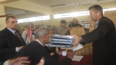 مدير تعليم السويس تتابع تسليم التابلت للمدارس في اليوم الأول
