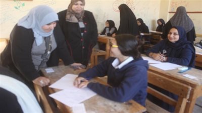 مدير تعليم السويس تشيد بإنضباط أمتحانات النقل بالتعاونيات الصناعية بنات