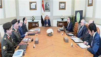 الرئيس السيسي يجتمع مع رئيس الوزراء ووزيري السياحة والآثار وعدد من السادة المسئولين