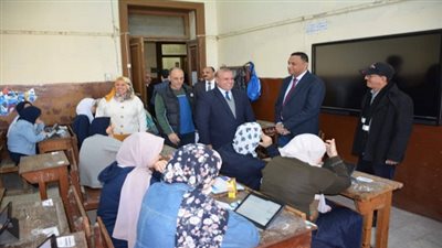 بالصور.. محافظ الدقهلية يتفقد لجان الامتحانات بمدرسة الثانوية بنات بالمنصورة 