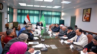 الهجان يعقد إجتماع اللجنة العامة للخدمة العامة بديوان عام المحافظة لتخريج دفعة جديدة