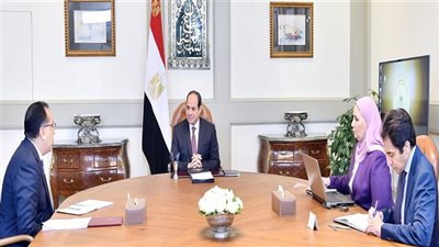 الرئيس السيسي يجتمع مع رئيس الوزراء ووزيرة التضامن الاجتماعي