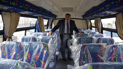 بالصور.. محافظ الدقهلية يتفقد اتوبيسات النقل المميز الجديدة