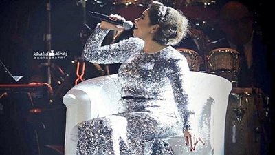 مرض شيرين.. سر الغناء على كرسي متحرك 