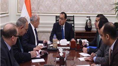رئيس الوزراء يتابع مع وزير الإنتاج الحربي تنفيذ مشروع إنتاج الألواح الشمسية