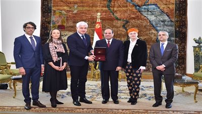 الرئيس عبد الفتاح السيسي يتلقى وسام 