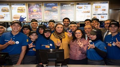 القباج تفتتح أحد مطاعم أمريكانا المتاح تشغيله بطاقم عمالة من الشباب الصم وضعاف السمع