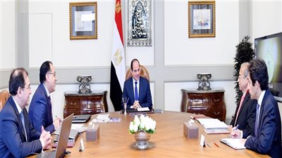 الرئيس السيسي يجتمع مع كلٍا من رئيس الوزراء ومساعد رئيس الجمهورية للمشروعات القومية والاستراتيجية ووزير البترول 