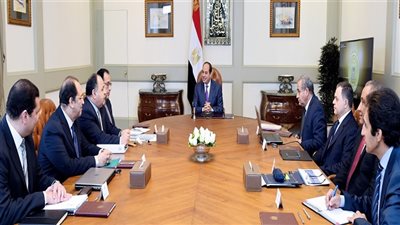 الرئيس السيسي يجتمع مع رئيس الوزراء وعدد من الوزراء والمسئولين