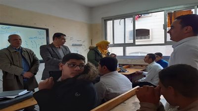 محروس يؤدي تحية العلم مع طلبة قها الثانوية 