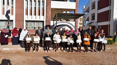 وكيل وزارة التعليم بجنوب سيناء يكرم المتفوقين والمتفوقات بمدرسة الزهور الابتدائية 