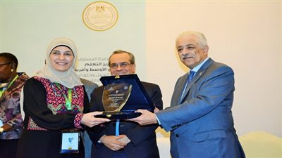 وزير التربية والتعليم يكرم المعلمين المشاركين في مؤتمر 