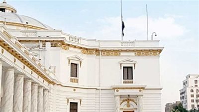 البرلمان ينكس أعلامه حداداً على وفاة الرئيس الأسبق محمد حسنى مبارك