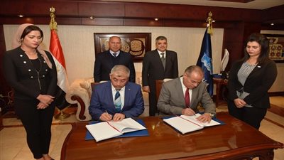 وزير النقل ورئيس هيئة قناة السويس يشهدان توقيع عقد الالتزام الخاص بالمحطة متعددة الأغراض بميناء الإسكندرية