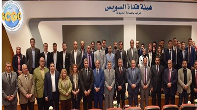 الفريق أسامة ربيع يستعرض تطورات مشروعات هيئة قناة السويس