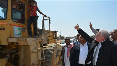 محافظ جنوب سيناء يتفقد اثار السيول بمدينة رأس سدر ويتابع ازالة الاثار وفتح الطرق وحصر المتضررين