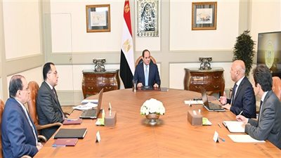 الرئيس السيسي يجتمع مع رئيس الوزراء ووزير النقل