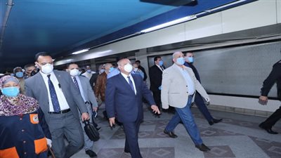 وزير النقل يتفقد محطة  الشهداء ومركز التحكم للمترو