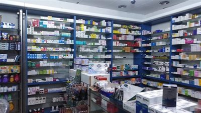 ضبط صيدليات تبيع مستلزمات طبية بأسعار مبالغ فيها وأدوية مهربة 