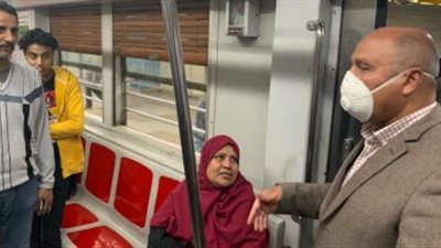 وزير النقل يفاجئ العاملين بمترو الشهداء ومحطة مصر