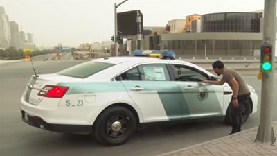 شاهد| موقف محرج لإعلامي على الهواء.. والحظر 