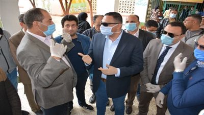 بالصور.. مختار يتفقد منافذ صرف المعاشات الاضافية الجديدة بالمدارس الدقهليه