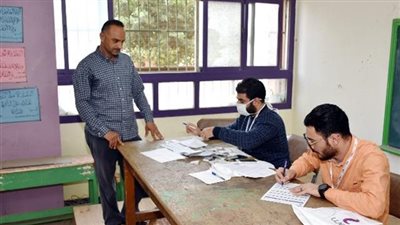 محافظ الشرقية يطمئن على انتظام سير عملية توزيع شرائح التابلت لطلاب الصف الأول الثانوي