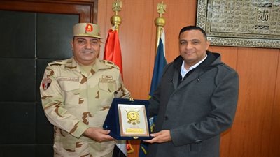 محافظ الدقهلية وقائد قوات الدفاع الشعبي والعسكري يكرمان وكيل وزارة الصحة 