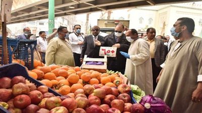 محافظ أسيوط يفتتح معارض الغرفة التجارية لبيع الخضار والسلع بأسعار مخفضة 