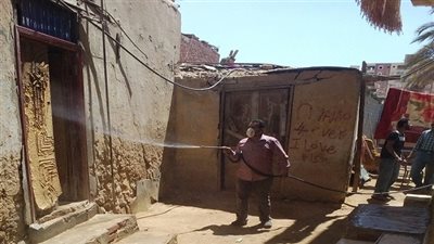  مبادرة نائب السويس تصل منطقة اليهودية السكنية وتعقم الشوارع من كورونا