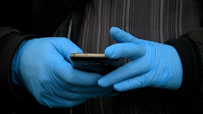 قفازات كورونا.. هكذا يمكن أن تنقل لك الفيروس