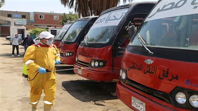تعقيم وتطهير سيارات مرفق النقل الداخلي بمحافظة السويس