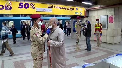 القوات المسلحة تواصل توزيع الماسكات الطبية على المواطنيين بوسائل النقل الجماعية والأماكن الحيوية 