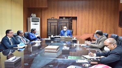 رئيس جامعة بني سويف يستقبل وفد رفيع المستوى بمجلس الوزراء