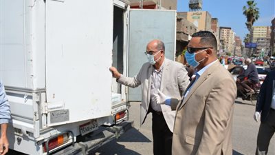 محافظ الدقهلية يوزع كراتين رمضان لعمال اليومية ويرفض تصويرهم 