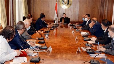 وزيرة التجارة والصناعة تبحث مع منتجى الملابس الجاهزة تصنيع الكمامات القماش