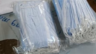 ضبط أطنان أغذية فاسدة وكمامات وقفازات كورونا مجهولة المصدر