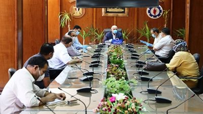 محافظ السويس يكلف نائبة بتوفير كافة مستلزمات وملابس الوقاية الخاصة للعاملين في المنظومة الطبية 