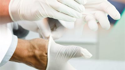 البيئة تطالب بغسل الجوانتى والكمامة وتقطيعهم قبل التخلص منهم