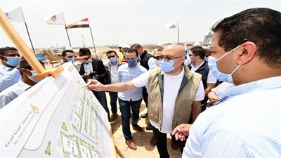 وزير الإسكان يتفقد مشروع 