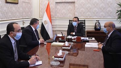 رئيس الوزراء يستعرض مع وزير الإعلام جهود التوعية حول 