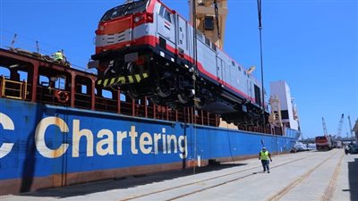 وزير النقل يعلن وصول 20 جرار سكة حديد أمريكى لميناء الإسكندرية