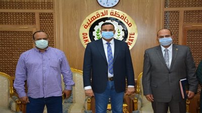 مختار يرفض التصوير خلال تسليمه مساعدات تجهيز لأربع عرائس بالدقهلية