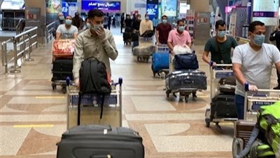 مطار القاهرة يستقبل 996 من المصريين العالقين