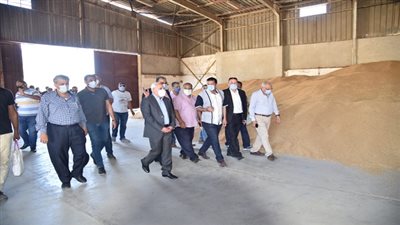 محافظ بورسعيد يتفقد صوامع المطحن بحى الضواحى