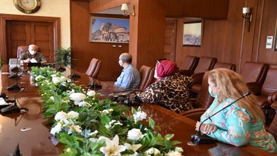 محافظ بورسعيد يلتقى مجلس إدارة مدرسة الليسية 