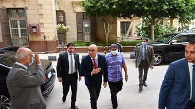 وزير الإسكان يعود لعمله بعد انقضاء فترة العزل المنزلى