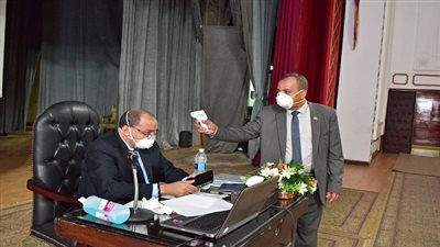 تطبيق نظام قياس الحرارة على مجلس جامعة بني سويف في إطار الإجراءات الاحترازية 